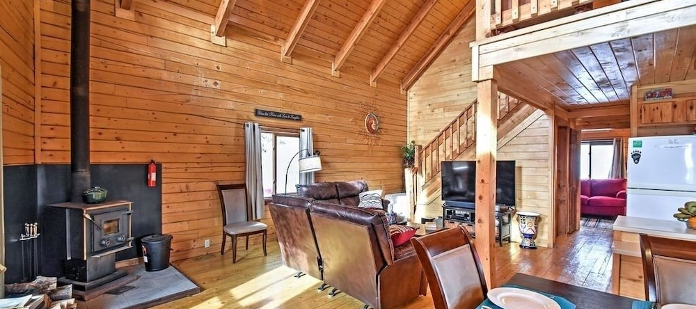 Secluded W/ Game Room & Huge Wraparound Deck 3 Bedroom Cabin, Cripple Creek — photo 1