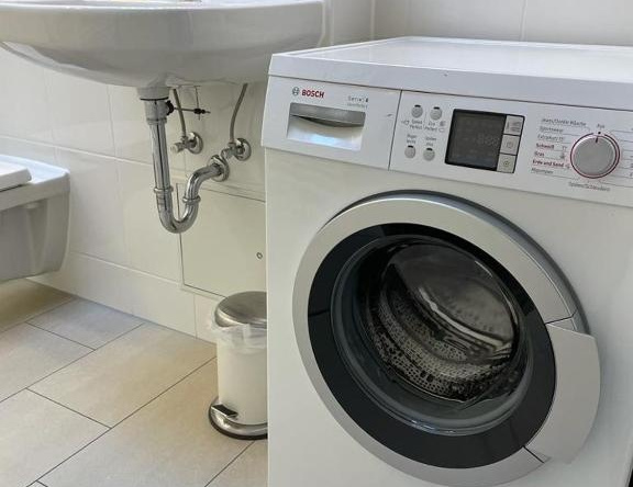 Ferienwohnung im Stadtzentrum von Bernau - Komfortable Wohnung mit 2 Zimmern, Bad, Spülmaschine, Waschmaschine, komplette Küche, WLAN, Terrasse, ruhige Lage, 柏林附近贝尔瑙 — 照片 1
