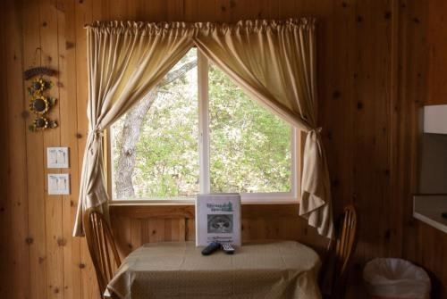 Medina Lake Camping Resort Cabin 7, Pipe Creek — photo 1