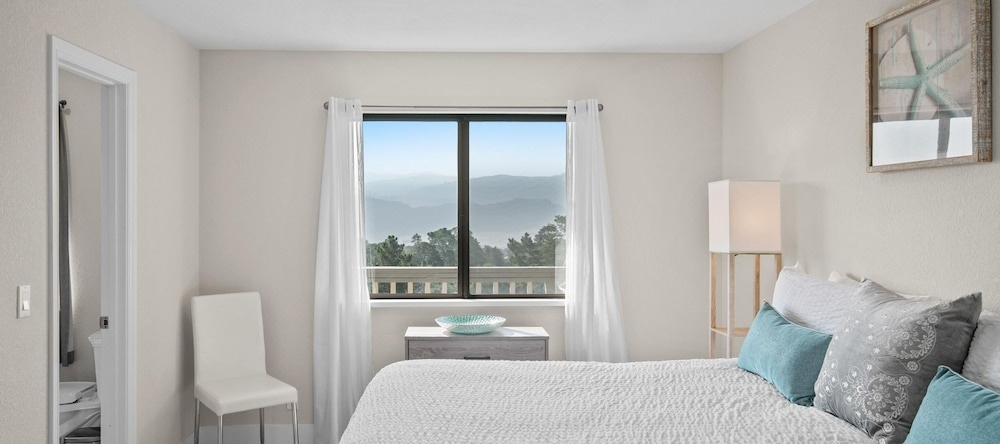 Newly Remodeled 4/4 With Bonus Room! Spectacular Valley Views! Aquarium Passes Available, Carmel — photo 1