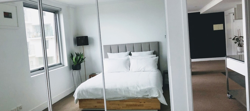 Staying Places - The Avenue, Canberra — photo 1