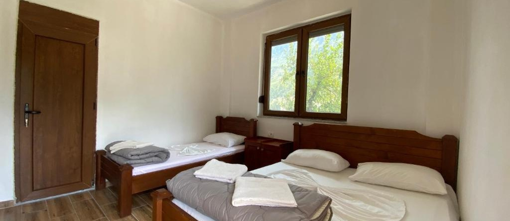 Lazer Cardaku Guest House, 瓦尔博讷 — 照片 1