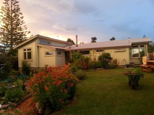 Rowan Cottage Organic B&B, Мотуэка — фото 1