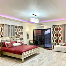 2 Bed Apartment Sleeps 4 - Jacuzzi, Parking, Wifi, Freetown — photo 3