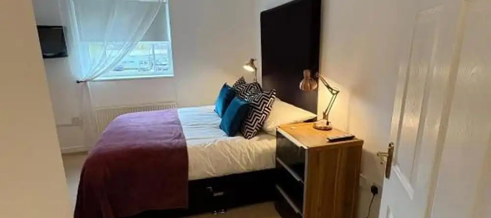 2 Bed-Sleeps 3-Parking-Town Centre, Нортоллертон — фото 1