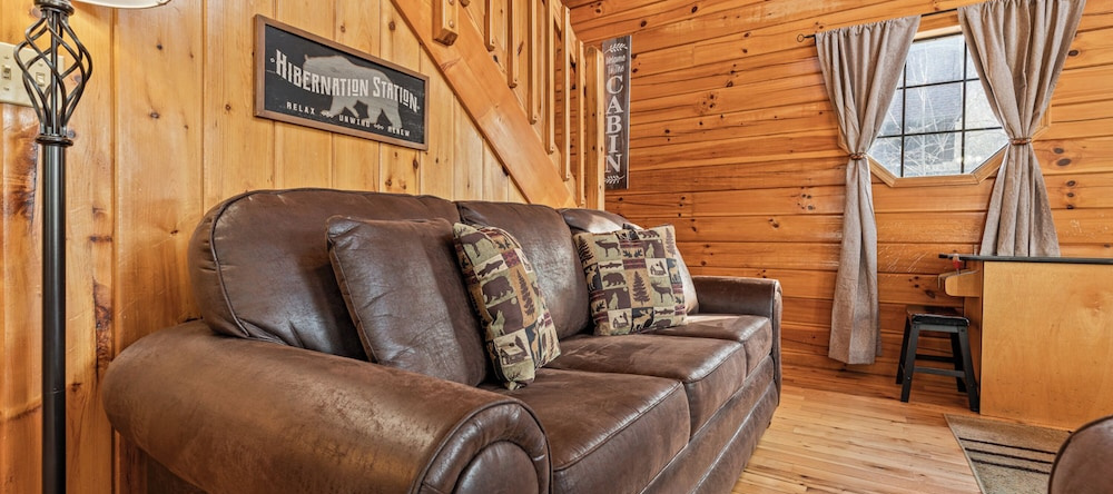 Bear Hideaway Cozy 3BR Cabin, Williamsburg — photo 1