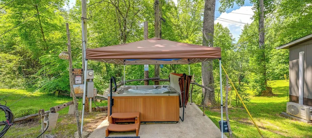 Shared Hot Tub & Fire Pit: Tranquil Whittier Gem!, Уитиер — фото 1