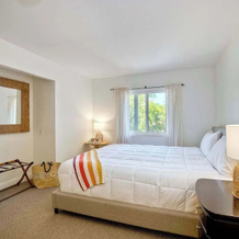 Serene Coastal Home Sleeps 8 1 Mile From Beach!, 恩西尼塔斯 — 照片 5
