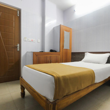OYO 61145 J.K.S. Deluxe Lodge, Sendurai — photo 2
