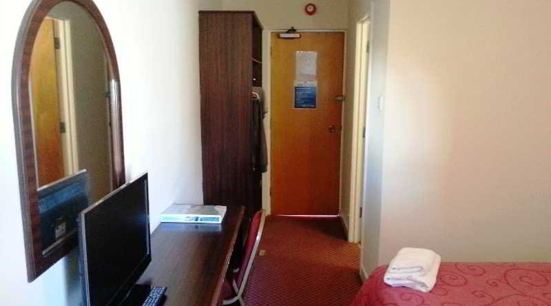 Three Saints Hotel, Pontyclun — photo 1
