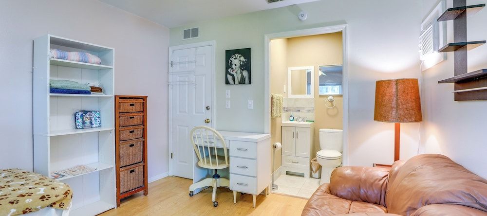 Walkable Studio in Pinellas Park w/ Desk & Patio, Pinellas Park — photo 1