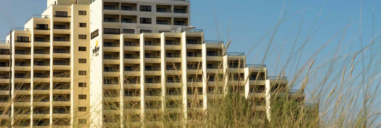 Yellow Praia Monte Gordo, 蒙特戈尔杜 — 照片 1