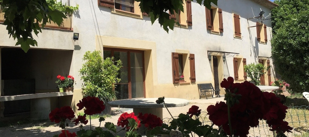 Bastide Ecurie Massilia, 欧巴涅 — 照片 1
