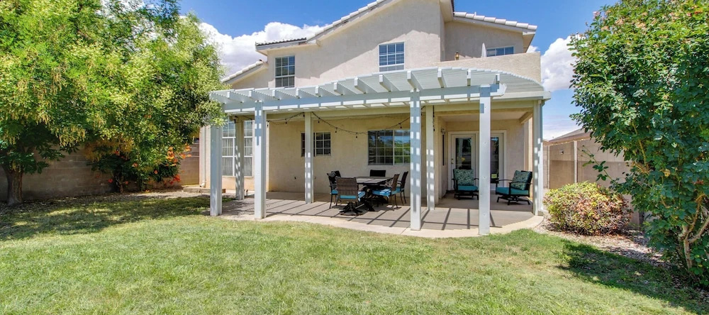 Explore ABQ & Rancho Rio: Family Home w/ Patios!, 里奥兰乔 — 照片 1