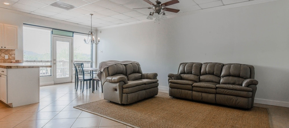 Overlooking The Marina At River Rocks Landing 1 Bedroom Condo, 加兹登 — 照片 1