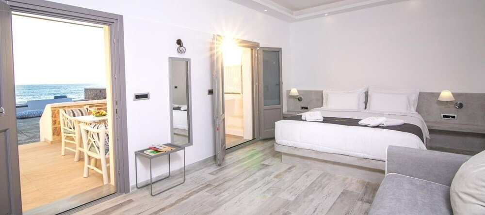 Aegean Melody Suites Santorini Elegant Suite With Outdoor Private Heated Jacuzzi, 埃克索米蒂斯 — 照片 1