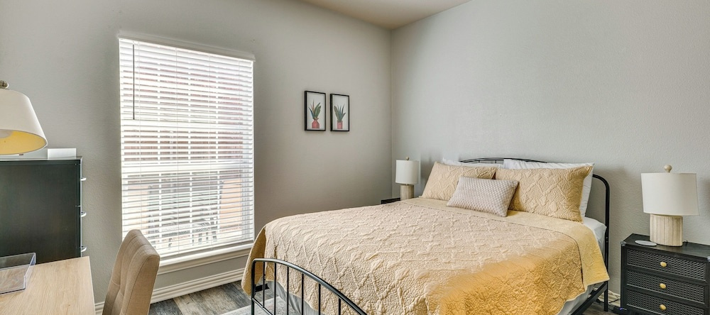 Central College Station Townhome w/ Community Pool, College Station — photo 1