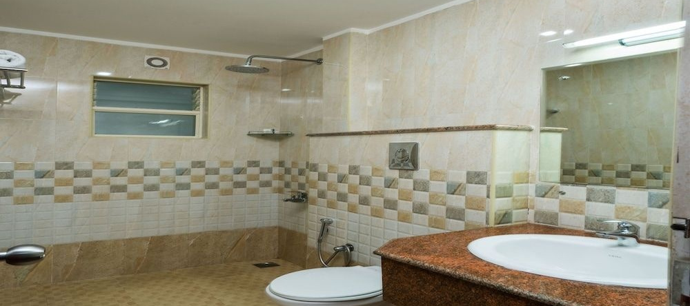 OYO 10428 Hotel Sandal Breeze, Valparai — photo 1