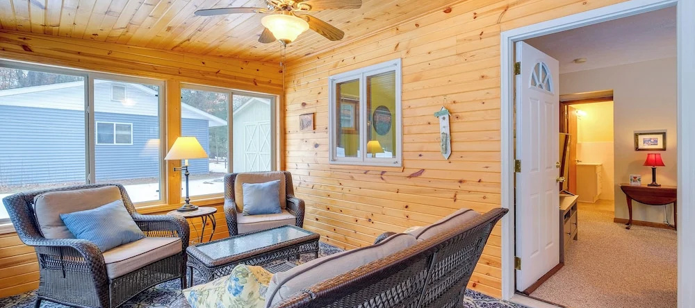 Cozy Cottage W/ Sunroom - Walk To Higgins Lake!, Графство Роскоммон — фото 1