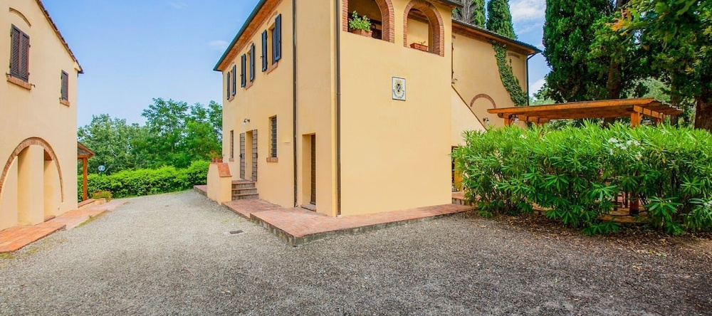 small village of beautiful apartments in the green Tuscan hills and olive groves, 泰里乔拉 — 照片 1