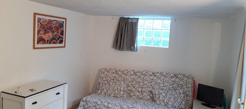 Apartment With one Bedroom in Le Rove, With Wonderful Mountain View and Enclosed Garden - 800 m From the Beach, Le Rove — photo 1