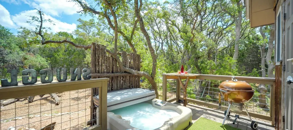 Snuggle Inn Wimberley Cabin W/ Fire Pit + Deck, Уимберли — фото 1
