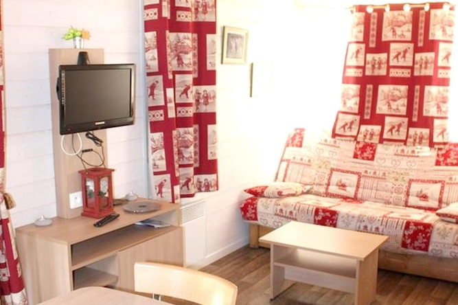 Chalet With 2 Bedrooms In Saint-Martin-De-Queyrières, With Wonderful Mountain View, Shared Pool, Furnished Terrace - 5 Km From The Slopes, Сен-Мартен-де-Кейрьер — фото 1