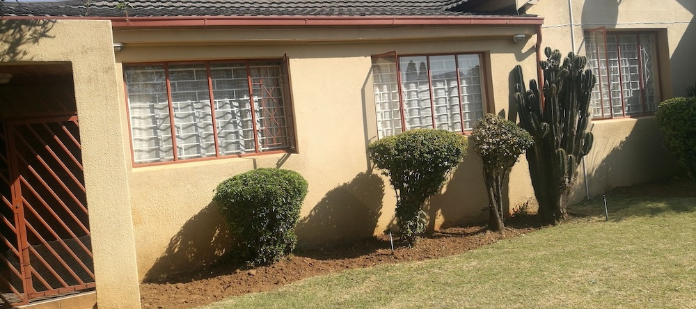 Naisar Holiday Home & Cottage Primrose, Daveyton — photo 1