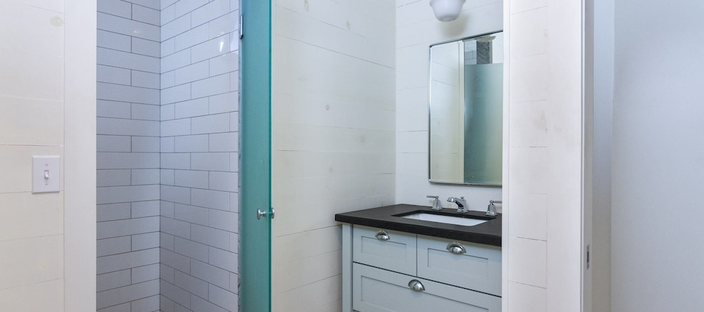 3br W/ Hot Tub, Patio & Ocean View, Close To Beach 3 Bedroom Home, Summerland — photo 1