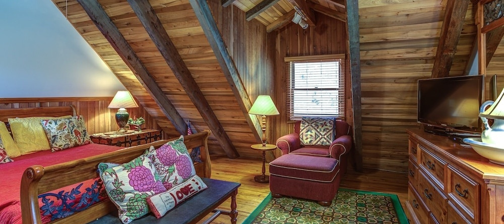 Grandma's Mountain Cabin 3 Bedrooms 2 Bathrooms Cabin, Севен-Девилс — фото 1
