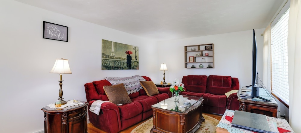 Large Private Yard: Home 14 Mi to Niagara Falls!, 托纳旺达 — 照片 1