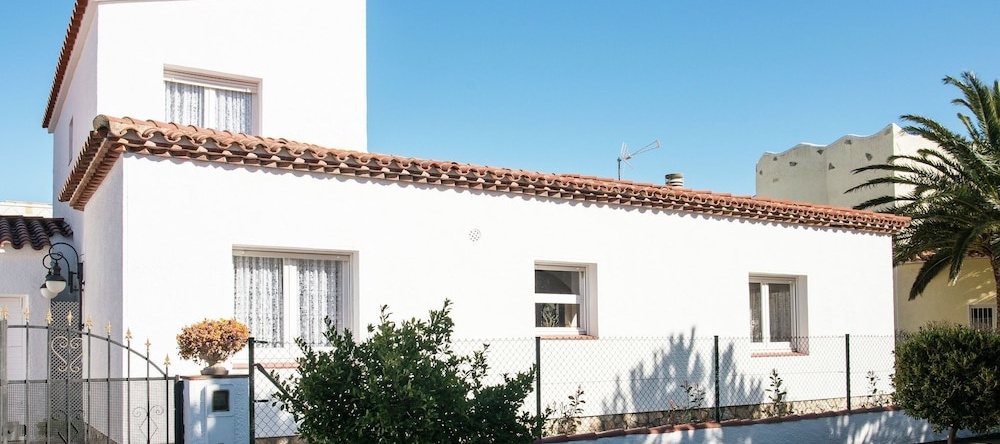 Beautiful Holiday Home Near Beach in Catalonia, 圣佩雷佩斯卡多尔 — 照片 1
