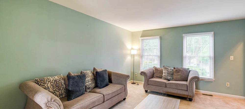 Family Retreat w/ Fenced Yard in Woodbridge!, 蒙特克莱尔 — 照片 1