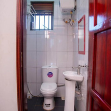 Yobo's Complex Guest House, Кампала — фото 3