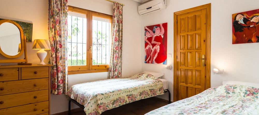 Modern Villa in Rojales with Swimming Pool, 罗哈莱斯 — 照片 1