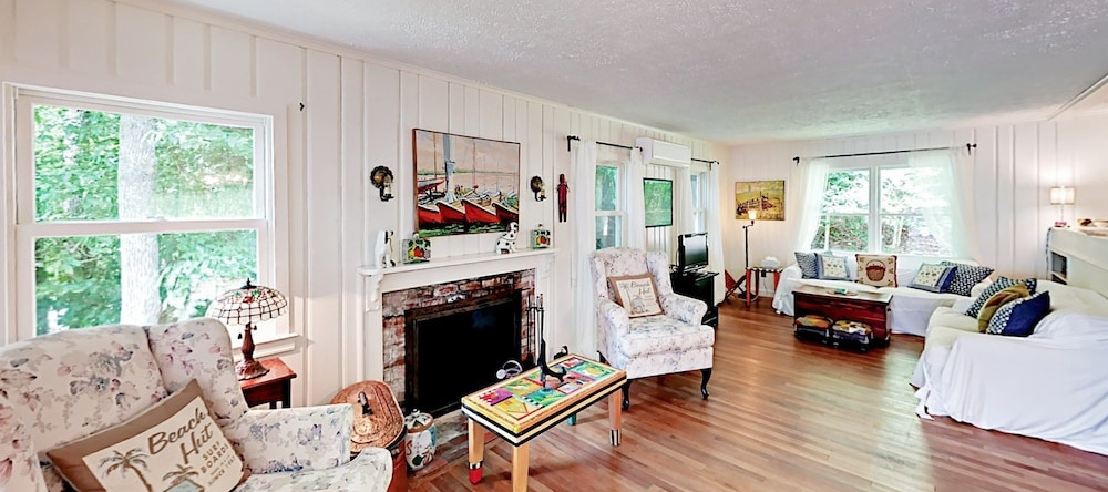216 Pimlico Pond Road Home 3 Bedrooms 2 Bathrooms Home, Mashpee — photo 1