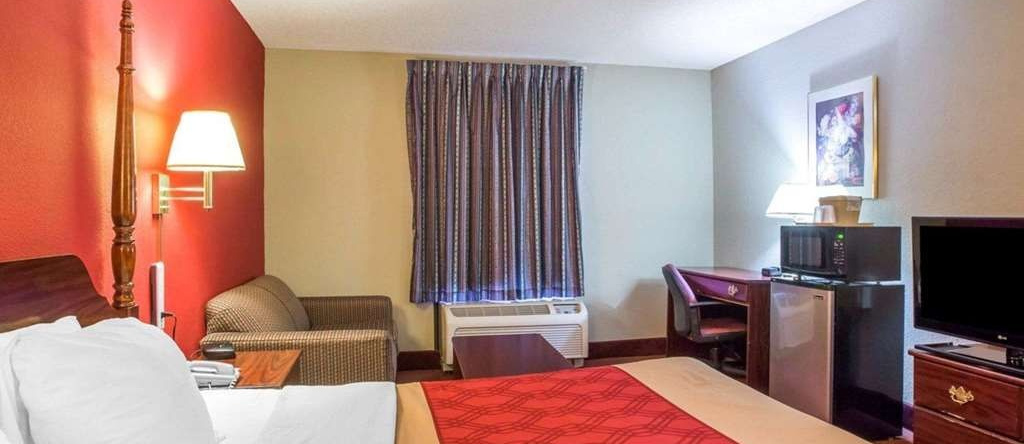 Econo Lodge Inn & Suites Canton, Canton — photo 1