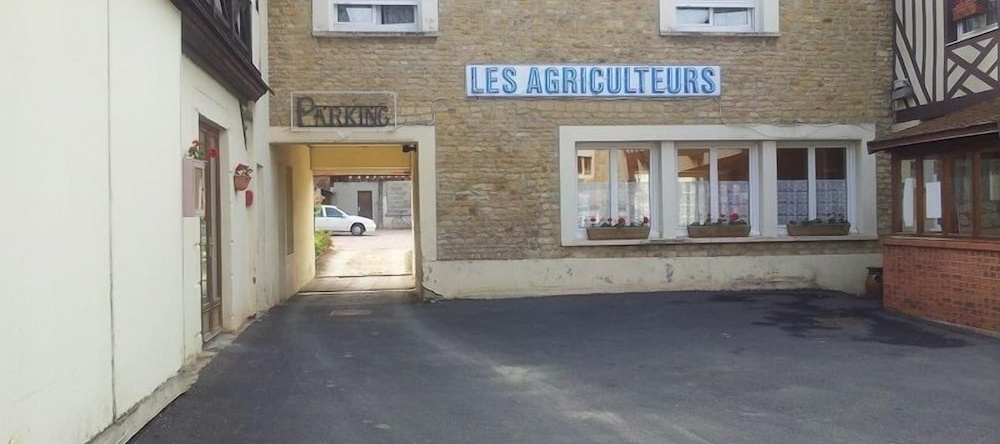 Hôtel Restaurant Les Agriculteurs, 圣皮埃尔昂欧日 — 照片 1