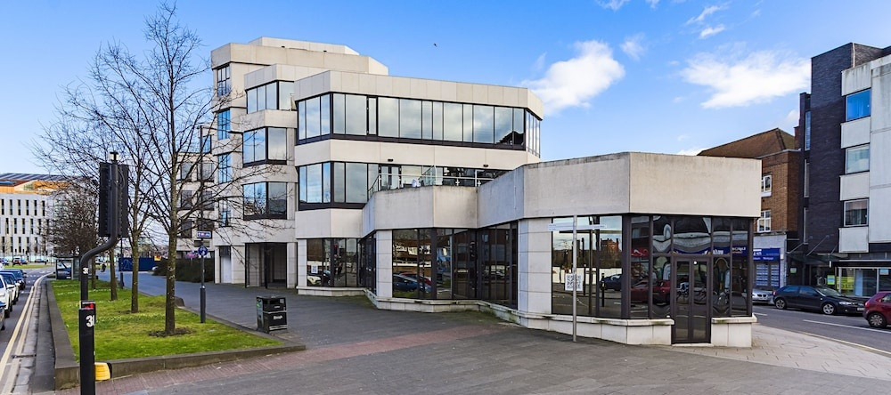Cornwall House Apartments, Slough — photo 1