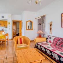 Cosy Townhouse In Vilamacolum With Shared Garden And Swimming Pool, Торроэлья-де-Флувья — фото 5