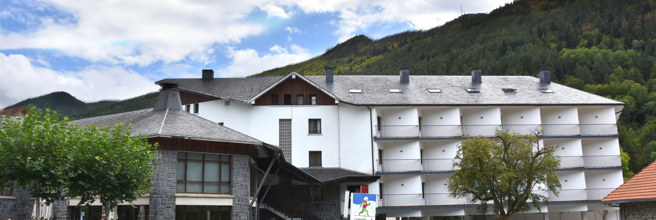 Hotel Y Apartamentos Sno Isaba, Исаба — фото 1