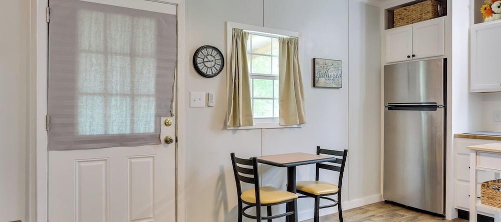 Near Parks & Lakes: Pet-friendly Winnie Cottage, 温尼 — 照片 1
