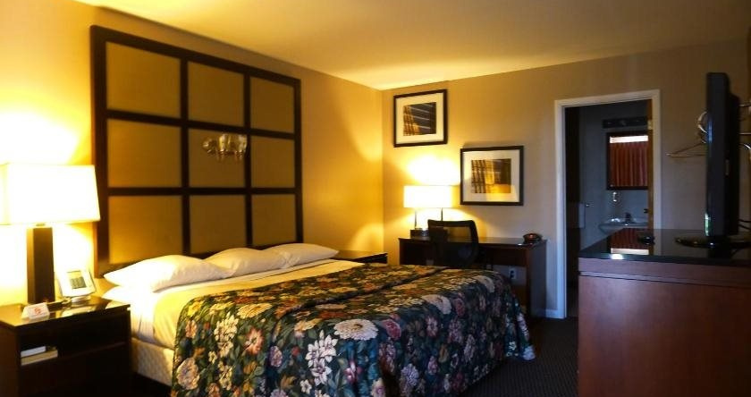 Relax Inn Watertown, Уотертаун — фото 1