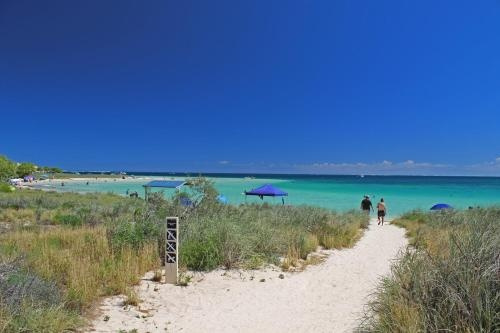 Ningaloo Coral Bay Backpackers, Coral Bay — photo 1