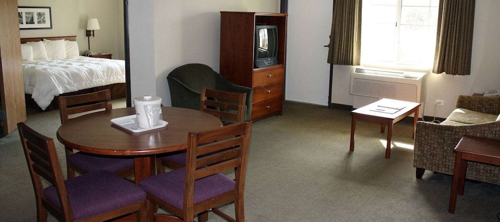 AmericInn Lodge & Suites Charlevoix, 博因福尔斯 — 照片 1