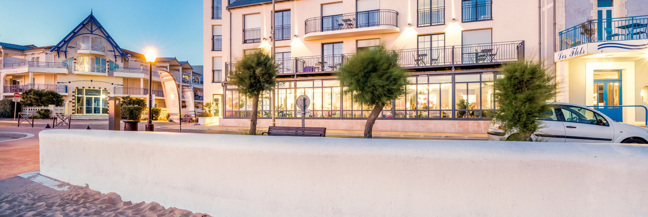 Hotel Les Flots - Chatelaillon Plage, 沙泰莱永海滩 — 照片 1
