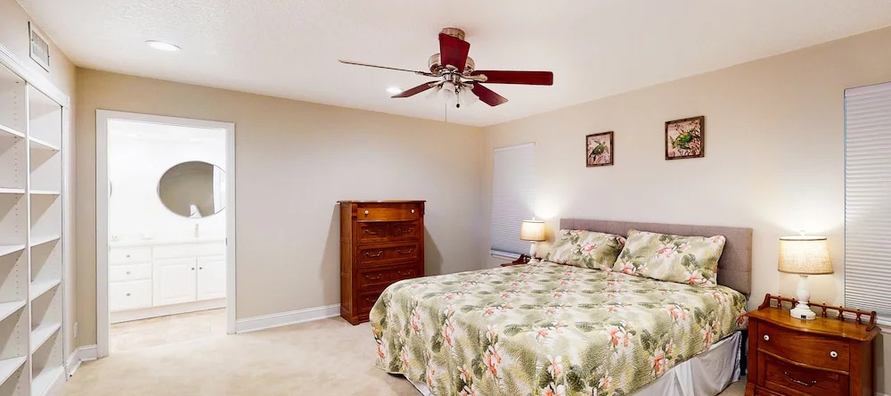 Dog-friendly Home With Central AC, Washer/dryer & Spacious Backyard - Near Beach, 圣西蒙斯岛 — 照片 1