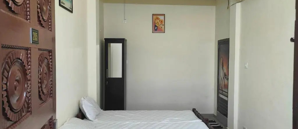 OYO 90096 Jinnens Tourist Home, 蒂鲁尔 — 照片 1