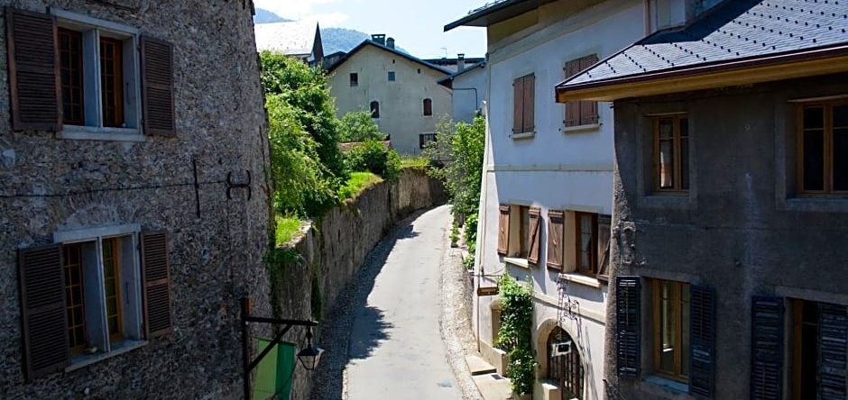 Au Cheval Blanc - appartements et chambres d'hôtes, 阿尔贝维尔 — 照片 1