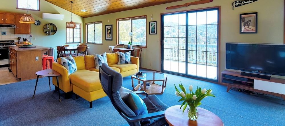 The Atomic Squirrel Lodge Lake Gregory Getaway!, Крестлайн — фото 1